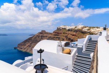 Firostefani köyündeki patika, Yunanistan 'ın Santorini adasındaki uçurum kenarına inşa edilmiş pek çok tipik beyaz evi barındırıyor.