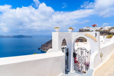 Güzel Firostefani köyünde kapı kapı dolaşıp tipik beyaz mimariye sahip Santorini Adası, Yunanistan.