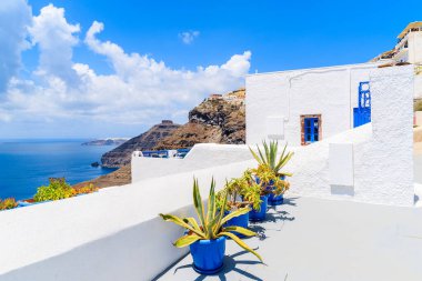 Tipik beyaz Yunan mimarisine sahip güzel Firostefani köyü manzarası, Santorini Adası, Yunanistan