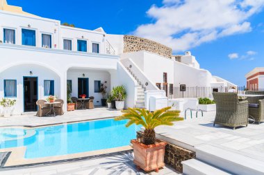 SANTORINI ADLAND, GREECE - 22 Mayıs 2016: Firostefani köyünde tipik beyaz Yunan mimarisi, Santorini adası, Yunanistan.