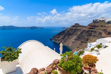 Güzel Firostefani köyü ve kaldera deniz manzaralı, Santorini adası, Yunanistan 'daki bir evin çatısında bitkiler