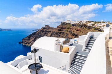 Kaldera ve deniz manzaralı Firostefani köyündeki patika, Santorini Adası, Yunanistan