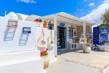 SANTORINI ADLAND, GREECE - 22 Mayıs 2016: Yunanistan 'ın Santorini adasındaki Firostefani köyünde hediyelik eşya alışverişi.