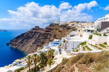Tipik beyaz mimarisi olan güzel Firostefani köyü manzarası, Santorini Adası, Yunanistan