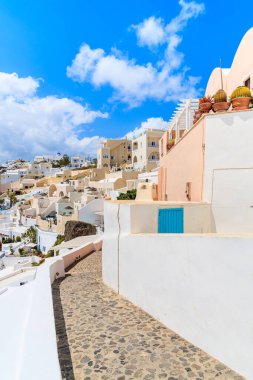 Yunanistan 'ın Santorini adasında tipik beyaz Yunan mimarisine sahip İmerovigli köyündeki patika