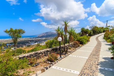 Yunanistan 'ın Santorini adasındaki bahçede yol