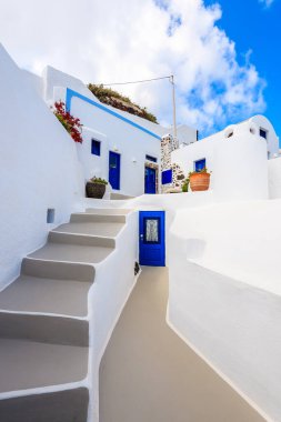 Yunanistan 'ın Santorini adasındaki Imerovigli köyündeki tipik Yunan evlerine giden adımlar
