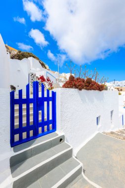 Yunanistan 'ın Santorini adasındaki Imerovigli köyündeki tipik Yunan evine mavi kapı
