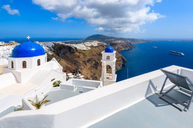 Imerovigli köyündeki mavi kilise kubbesi ve Yunanistan 'ın Santorini adasındaki kalderalı mavi deniz manzarası