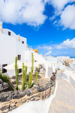 Tipik beyaz Yunan evleri ve Imerovigli köyünde tipik Yunan beyaz mimarisi, Santorini adası, G