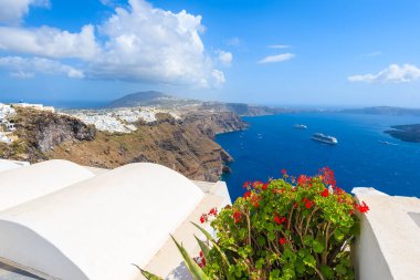 Tipik beyaz Yunan mimarisine sahip güzel Firostefani köyü manzarası, Santorini Adası, Yunanistan