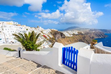 Yunanistan 'ın Santorini adasında tipik beyaz Yunan evleri ve mavi kapılı İmerovigli köyü manzarası