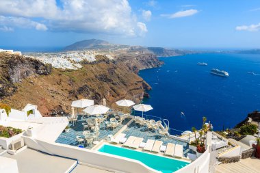 Yunanistan 'ın tipik beyaz mimarisi Santorini Adası, Yunanistan' ın Imerovigli köyünün güzel manzaralı yüzme havuzu