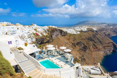 Yunanistan 'ın Santorini adasındaki Imerovigli köyünde yüzme havuzlu lüks butik otel manzarası