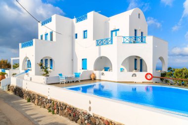 Imerovigli köyünde yüzme havuzlu güzel tatil daireleri. Tipik beyaz Yunan mimarisi, Santorini Adası, G