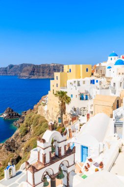 Yunanistan 'ın Santorini adasındaki Oia köyündeki renkli evlerin manzarası