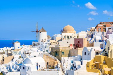 Renkli evleri ve yel değirmeni olan ünlü Oia köyü manzarası, Santorini Adası, Yunanistan