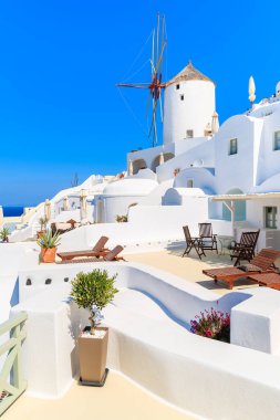 Renkli evleri ve yel değirmeni olan ünlü Oia köyü manzarası, Santorini Adası, Yunanistan