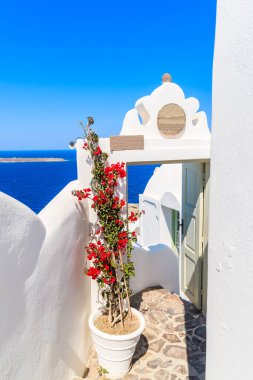 Oia köyündeki güzel deniz manzaralı tipik bir restorana giriş, Santorini Adası, Yunanistan