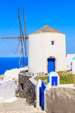 Yunanistan 'ın Santorini adasındaki Oia köyündeki ünlü yel değirmeni manzarası