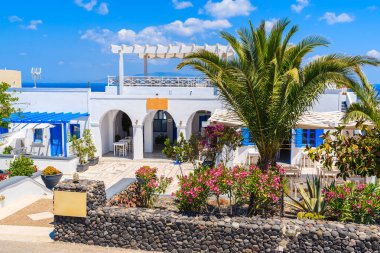 Yunanistan 'ın Santorini adasındaki Oia köyündeki geleneksel Yunan tavernası