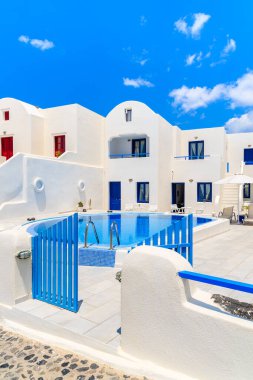 OIA VILLAGE, SANTORINI ADLAND - 23 Mayıs 2016: Yunanistan 'ın Santorini adasındaki Oia köyünde havuzlu tipik Yunan tarzı apartman oteli.
