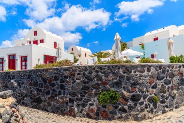 Yunanistan 'ın Santorini adasındaki Oia köyündeki tipik Yunan tarzı dairelerin manzarası