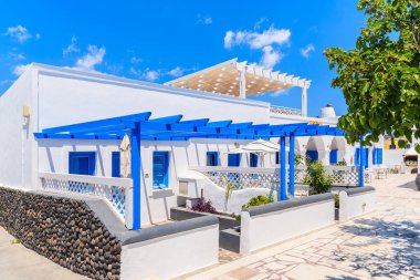 Yunanistan 'ın başkenti Santorini' deki Oia kasabasında Yunan tarzında tipik tatil daireleri inşa edildi.