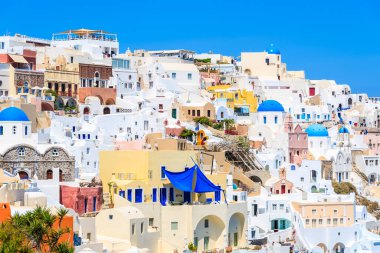 Renkli evleri olan ünlü Oia köyü manzarası, Santorini Adası, Yunanistan