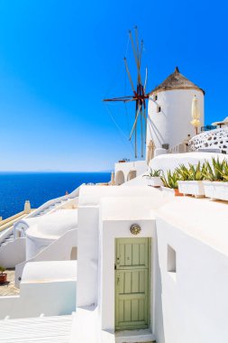 Yunanistan 'ın Santorini adasındaki Oia köyündeki ünlü yel değirmeni manzarası