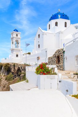 Yunanistan 'ın Santorini adasındaki Imerovigli köyünde mavi kubbeli güzel bir kilise.