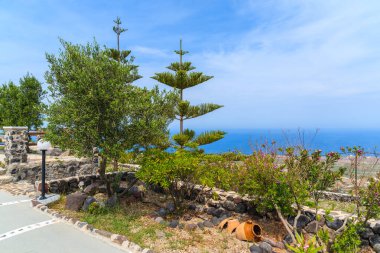Yunanistan 'ın Santorini adasındaki bahçede yol