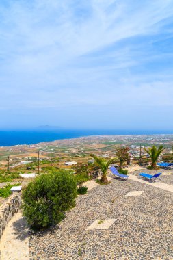 Sahili, Santorini adası, Yunanistan manzaralı güneşli teraslarda güneşli yataklar