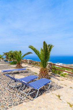 Sahili, Santorini adası, Yunanistan manzaralı güneşli teraslarda güneşli yataklar