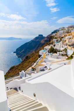 Tipik beyaz mimarisi ve kaldera manzaralı güzel Firostefani köyüne adımlar, Santorini adası, Yunanistan