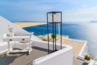 Firostefani köyünün tipik beyaz mimarisi ve caldera deniz manzarası, Santorini Adası, Yunanistan