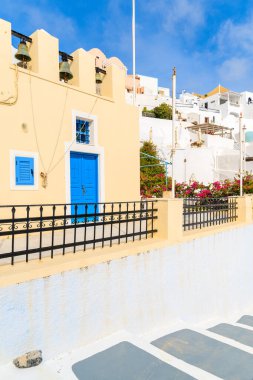 Yunanistan 'ın Santorini adasındaki Firostefani köyündeki tipik Yunan kilisesi