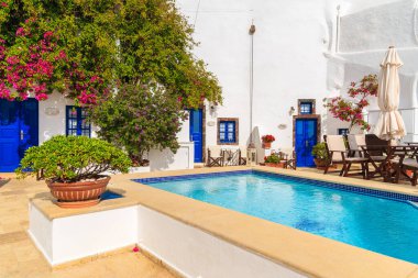 SANTORINI ADLAND, GREECE - 24 Mayıs 2015: Yunanistan 'ın Santorini adasındaki Firostefani köyünde lüks Yunan tarzı dairelerde yüzme havuzu.