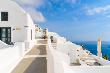 Güzel Firostefani köyünde tipik beyaz mimarisi olan yol, Santorini Adası, Yunanistan