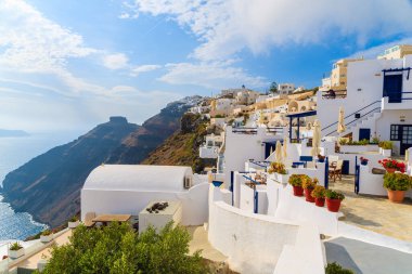 Yunanistan 'ın tipik beyaz mimarisine sahip Firostefani köyü manzarası, Santorini adası, Yunanistan