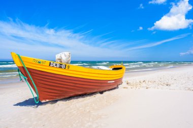 Balistik Deniz Sahili, POLAND - 18 Haziran 2016: Sandy Debki plajında renkli bir balıkçı teknesi. Polonya 'nın kıyı şeridi 770 km uzunluğunda..