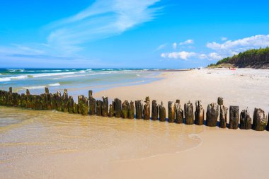 Baltık Denizi, Polonya 'daki Debki köyündeki kumlu sahilde dalgalar