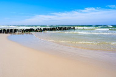 Baltık Denizi, Polonya 'daki Debki köyündeki kumlu sahilde dalgalar