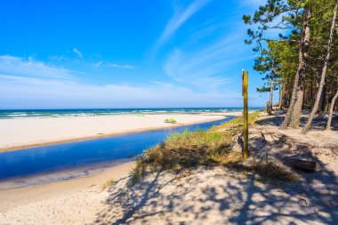Beyaz kumsal manzarası ve Plasnica nehri Baltık Denizi, Debki kıyı köyü, Polonya