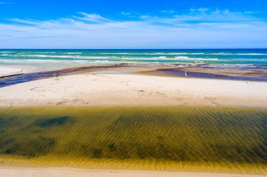 Plasnica nehri kıyıdan kıyıya Debki köyü, Baltık Denizi, Polonya