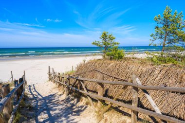 Baltık Denizi, Polonya 'daki Debki kıyı köyündeki güzel kumlu plaja giriş.
