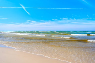 Dalgalı Sandy Debki plajı, Baltık Denizi, Polonya