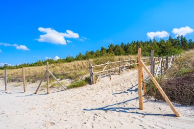 Lubiatowo kıyı köyü güzel kumlu plaja giriş, Baltık Denizi, Polonya