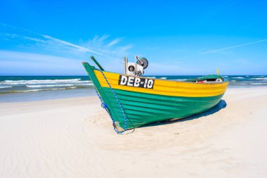 BALTIC SEA, POLAND - 18 Haziran 2016: Kumlu Debki sahilinde renkli balıkçı teknesi, Baltık Denizi, Polonya.