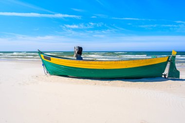 Kumlu Debki sahilinde renkli bir balıkçı teknesi, Baltık Denizi, Polonya